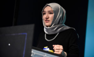 "Lasst uns Liebe organisieren!" Kübra Gümüsay auf der re:publica 2016 in Berlin. Foto: re:publica/Gregor Fischer CC BY 2.0