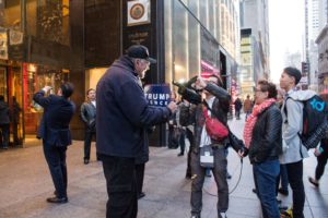 Vor dem Trump Tower treffen sich Touristen, Trump-Unterstützer — und Journalisten (c) Anna Goldenberg