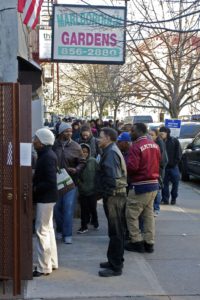Stundenlanges Warten vor Wahllokalen, wie hier in Brooklyn am 6. November 2012, ist in den USA keine Seltenheit (c) Anna Goldenberg