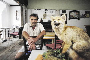 Ein Klavier, ein Fuchs, ein Eisenerzer: Rudi in seinem temporären „Café Grubenlicht“ (Foto: J.J. Kucek)