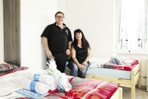 Die Familie Zettl hat Willkommenspakete für die neuen Bewohner des Hauses vorbereitet. „Sie haben ja nichts“ (Foto: J.J. Kucek)