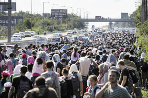 Vom Budapester Bahnhof Keleti brechen die Flüchtlinge zu Fuß auf, nachdem die ungarischen Behörden sie nicht mit Zügen ausreisen ließen (Foto: Björn Kietzmann/AP/picturedesk.com)