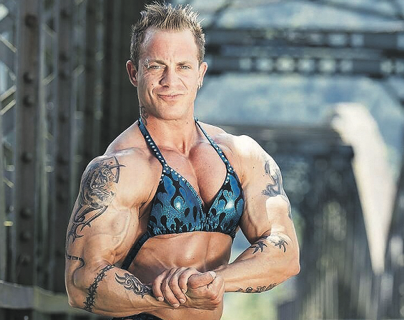 Bodybuilderin Taetowierte Wald Kuessen